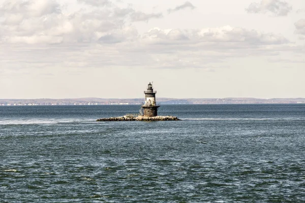 Farol na baía perto da cidade de Orient — Fotografia de Stock