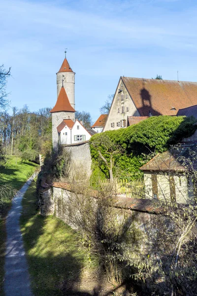 Stadsmur nära Segringer gate i romantiska staden av Dinkelsbühl — Stockfoto