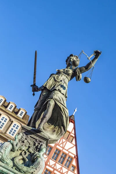 フランクフルトのレーマーの前に正義の女神像 — ストック写真