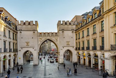 İnsanlar Karlstor geçitten yürüyorduk