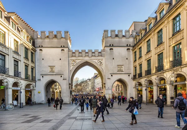 Les gens marchent le long de la porte de Karlstor — Photo