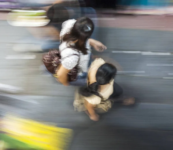 Mensen haast langs het trottoir — Stockfoto