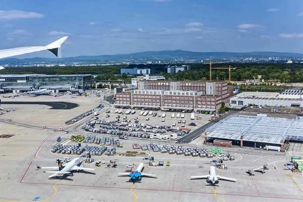 Pohled do nového terminálu 2 na mezinárodním letišti ve Frankfurtu — Stock fotografie