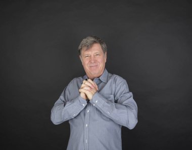 el hareketleri ile tişörtlü yakışıklı adam