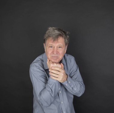 el hareketleri ile tişörtlü yakışıklı adam