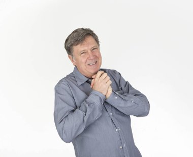 el hareketleri ile tişörtlü yakışıklı adam