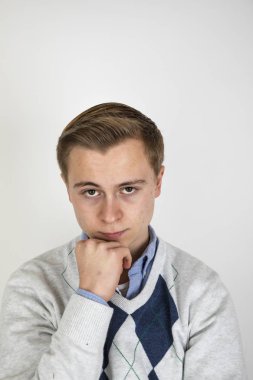 yakışıklı genç çocuk üzerinde beyaz izole