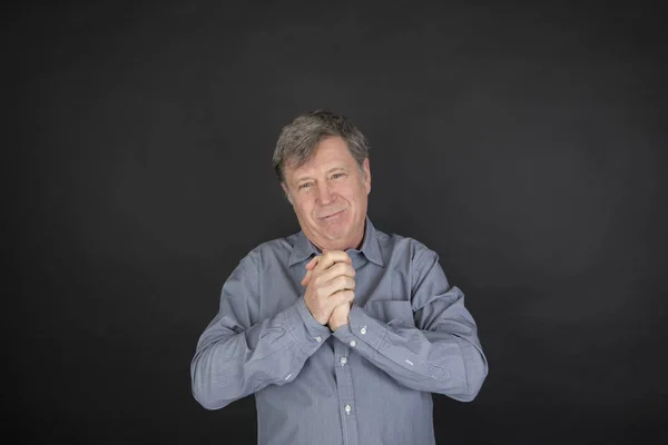 Homem bonito na camisa com gestos de mão — Fotografia de Stock