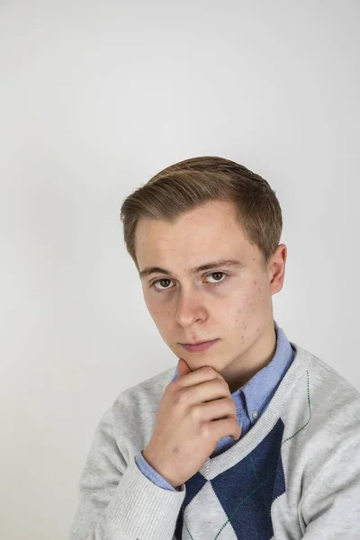 Bello adolescente isolato su bianco — Foto Stock