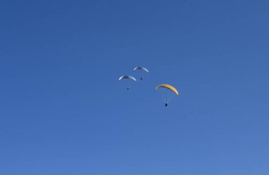 gökyüzünde yamaç paraşütü i