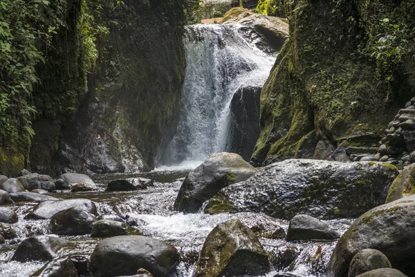 Cascata vicino a Mindo nella foresta pluviale del Nambillo in Ecuador — Foto Stock