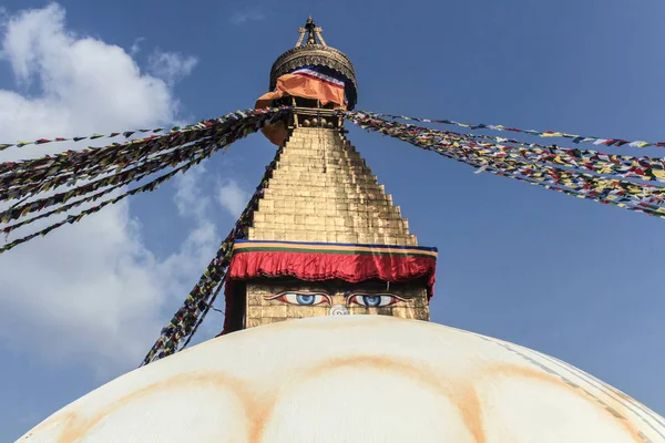 Tibetaanse vlaggen in Bouddhanath Stupa — Stockfoto