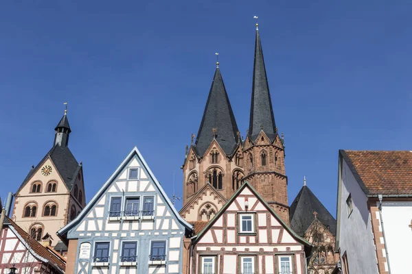 Gevel van de oude historische huizen uit de openbare ruimte in Gelnhausen — Stockfoto