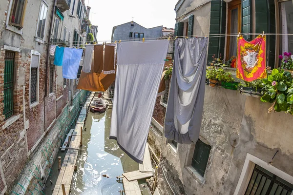 Ropa en un tendedero en una calle estrecha de Venecia — Foto de Stock