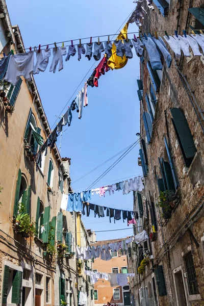 Clothes on a clothesline in a narrow street in Venice — Stock Photo, Image