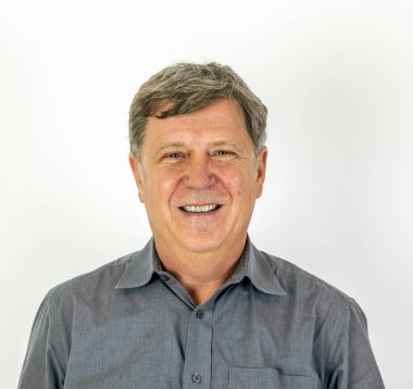  tişörtlü dostu gülümseyen adam