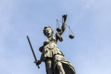 Bayan adalet mavi gökyüzü altında
