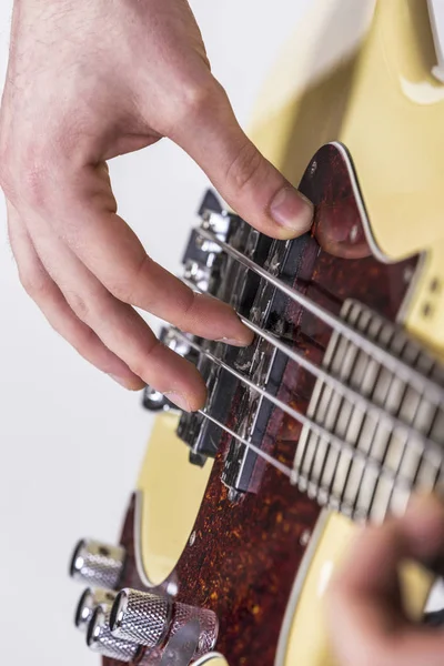 Mano masculina tocando el bajo —  Fotos de Stock