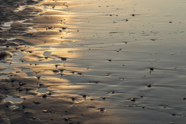 Coucher de soleil sur la plage de la mer Baltique — Photo