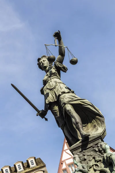 青い空の下で正義の女神 — ストック写真