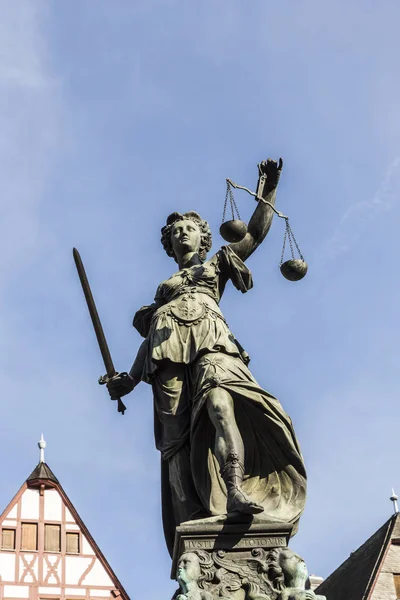 Paní spravedlnost pod modrou oblohou — Stock fotografie