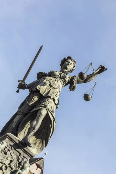 Bayan adalet mavi gökyüzü altında — Stok fotoğraf