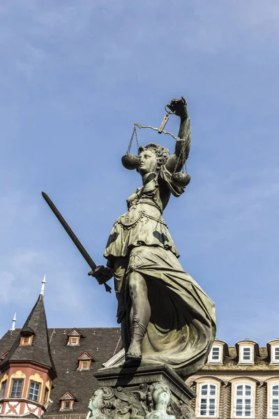 Дама правосудия под голубым небом — стоковое фото