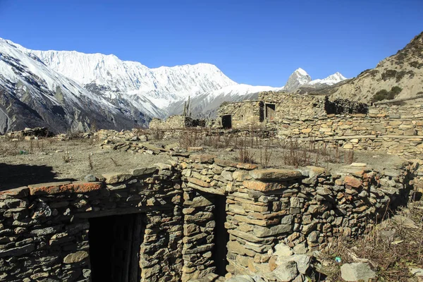 Деревня Непал в горах Гималаев. Манаслу курчют — стоковое фото