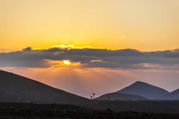 Pôr do sol espetacular sobre as montanhas vulcânicas em Lanzarote — Fotografia de Stock