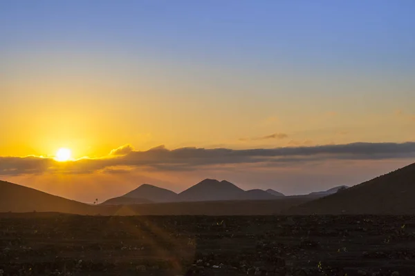Romantikus napfelkeltét a vulkanikus talaj La Geria — Stock Fotó