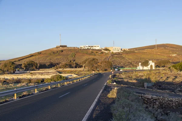 Road in hilly area with farm houses in Lanzarote — Stock Photo, Image