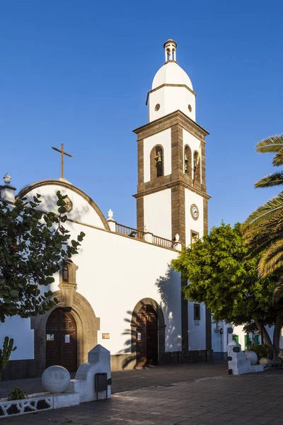 Церква Сан-Обіспо двома двигунами в місті Arrecife — стокове фото