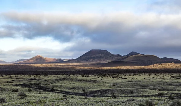 Volcans éteints dans le parc national de Timanfaya — Photo