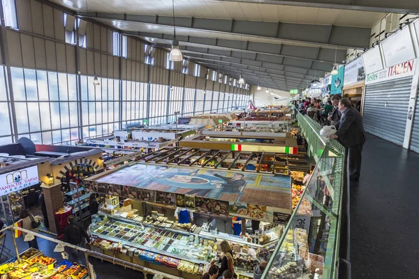 People enjoy shopping in the Kleinmarkthalle in Frankfurt, Germa — Stock Photo, Image
