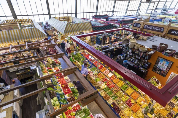 People enjoy shopping in the Kleinmarkthalle in Frankfurt, Germa — Stock Photo, Image