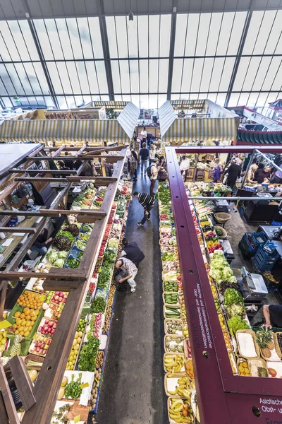 La gente disfruta de las compras en el Kleinmarkthalle en Frankfurt, Germa —  Fotos de Stock