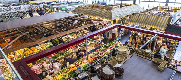 People enjoy shopping in the Kleinmarkthalle in Frankfurt, Germa — Stock Photo, Image