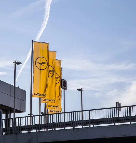 Lufthansa-Flagge mit lufthansa-Symbol — Stockfoto