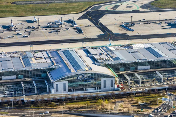 Luchtfoto naar de moderne Terminal 2 in Frankfurt, Duitsland — Stockfoto