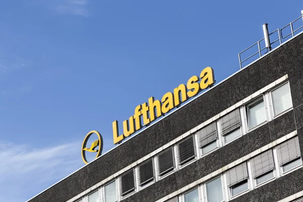 Logo van het merk Lufthansa in Hamburg — Stockfoto