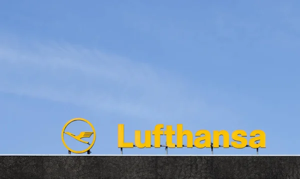 Logo of the brand Lufthansa in Hamburg — Stock Photo, Image
