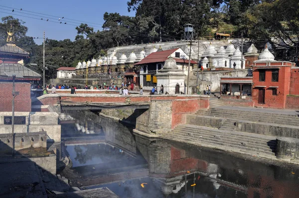 Rituais de cremação hindu nas margens do rio Bagmati — Fotografia de Stock