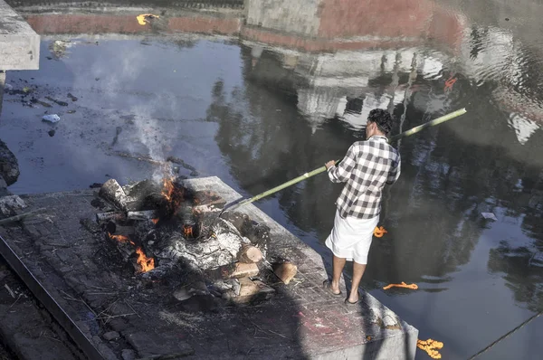 Pashupa adlı Bagmati Nehri'nin, Hindu ölü yakma ritüeller — Stok fotoğraf