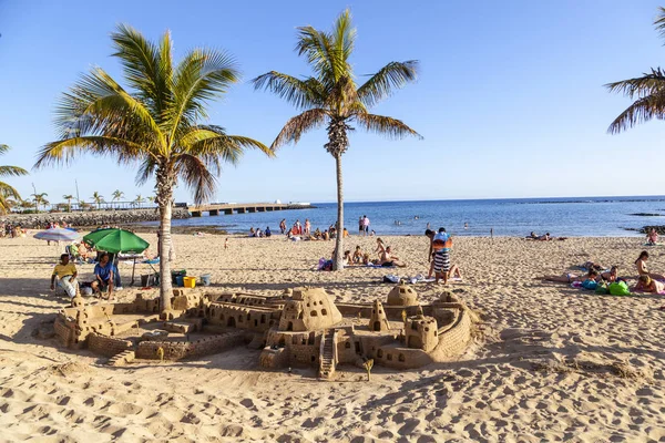 Lidé si na pláž v Arrecife a builf hradů s pískem u — Stock fotografie