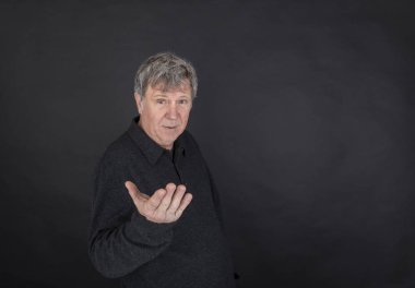 cool görünümlü yakışıklı adam portresi