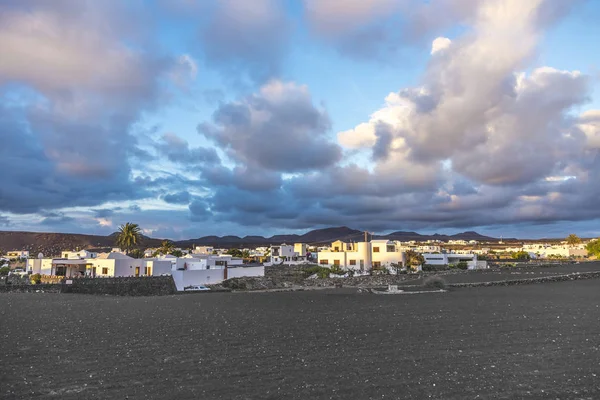 View on traditional whitewashed village with volcanos on the bac — Stock Photo, Image