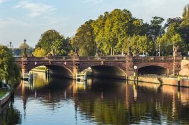 tarihi kumtaşı Berlin Moltke Bridge'de görüntülemek