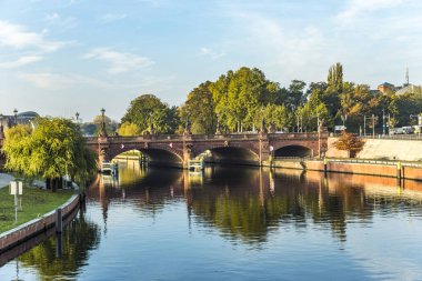 tarihi kumtaşı Berlin Moltke Bridge'de görüntülemek