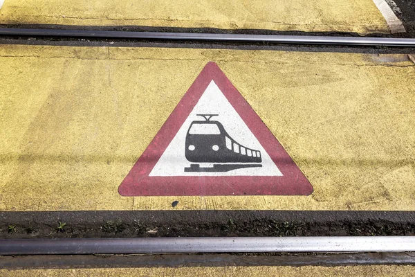 Trein waarschuwingsbord bij een kruising van de spoorweg — Stockfoto