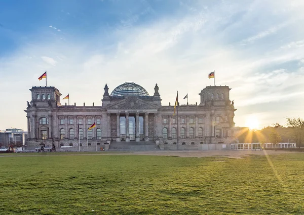 Zonsopgang op de Reichstag in Berlijn — Stockfoto